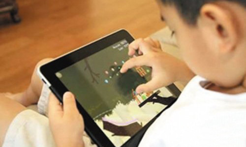 小孩暑假爱玩手机、ipads